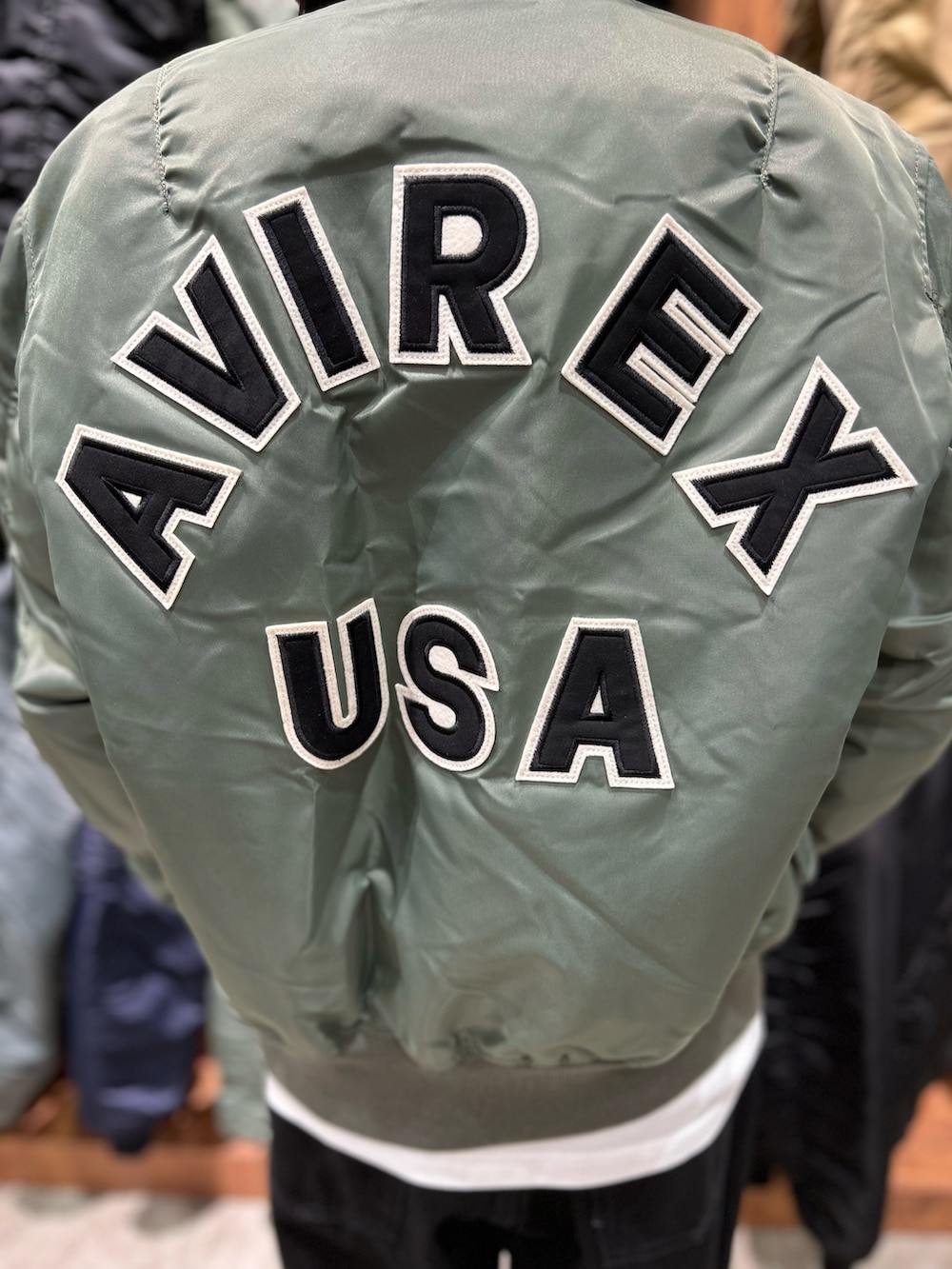 「AVIREX、AVIREXBelle、AVIREX海老名、NEW ERA、MA-1、ミリタリー、冬コーデ、春コーデ、スタッフコーデ、いいね、save、フォローお願いします🤑」｜「NEW ERAの《AVIREX × NEWERA》9FORTY A-FRAME LOGO CAP ADJUSTABLE / 9フォーティー Aフレーム ロゴキャップ アジャスタブル（キャップ、グリーン系）」を使った、あいかさん（レディース・158cm）の冬コーディネートの3枚目の写真