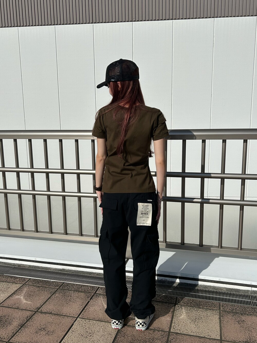 「ミリタリー、シンプル、スタッフコーデ、AVIREX、ラフ、定番、夏コーデ、秋コーデ、AVIREXBelle、AVIREX海老名」｜「AVIREXのMESH CAP MATS / メッシュ キャップ / AVIREX / アヴィレックス（キャップ、ブラック系）」を使った、あいかさん（レディース・158cm）の秋コーディネートの2枚目の写真