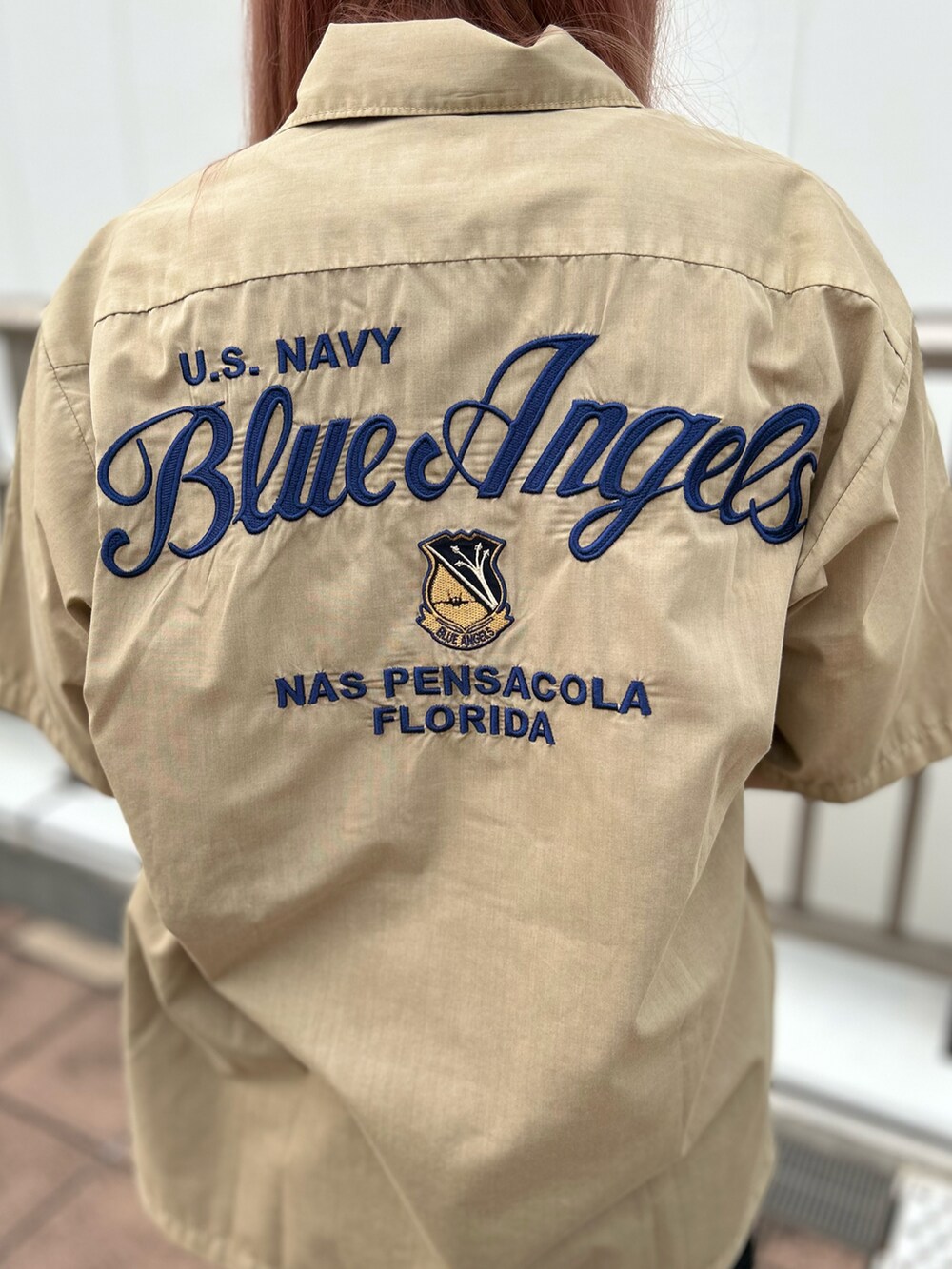 ホワイト系のTシャツ/カットソー、グリーン系のシャツ/ブラウス、ブラック系のカーゴパンツを着用したレディースの夏コーディネートの3枚目の写真