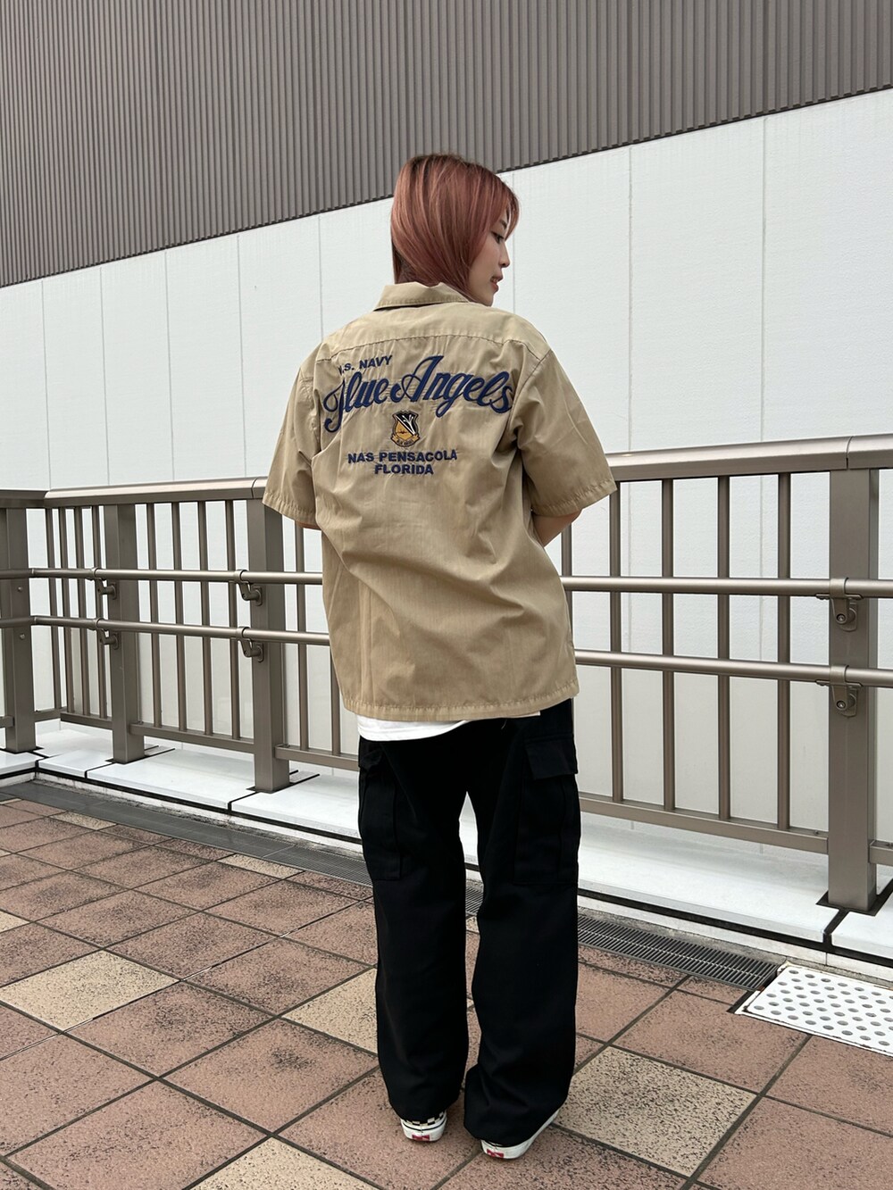 ホワイト系のTシャツ/カットソー、グリーン系のシャツ/ブラウス、ブラック系のカーゴパンツを着用したレディースの夏コーディネートの2枚目の写真