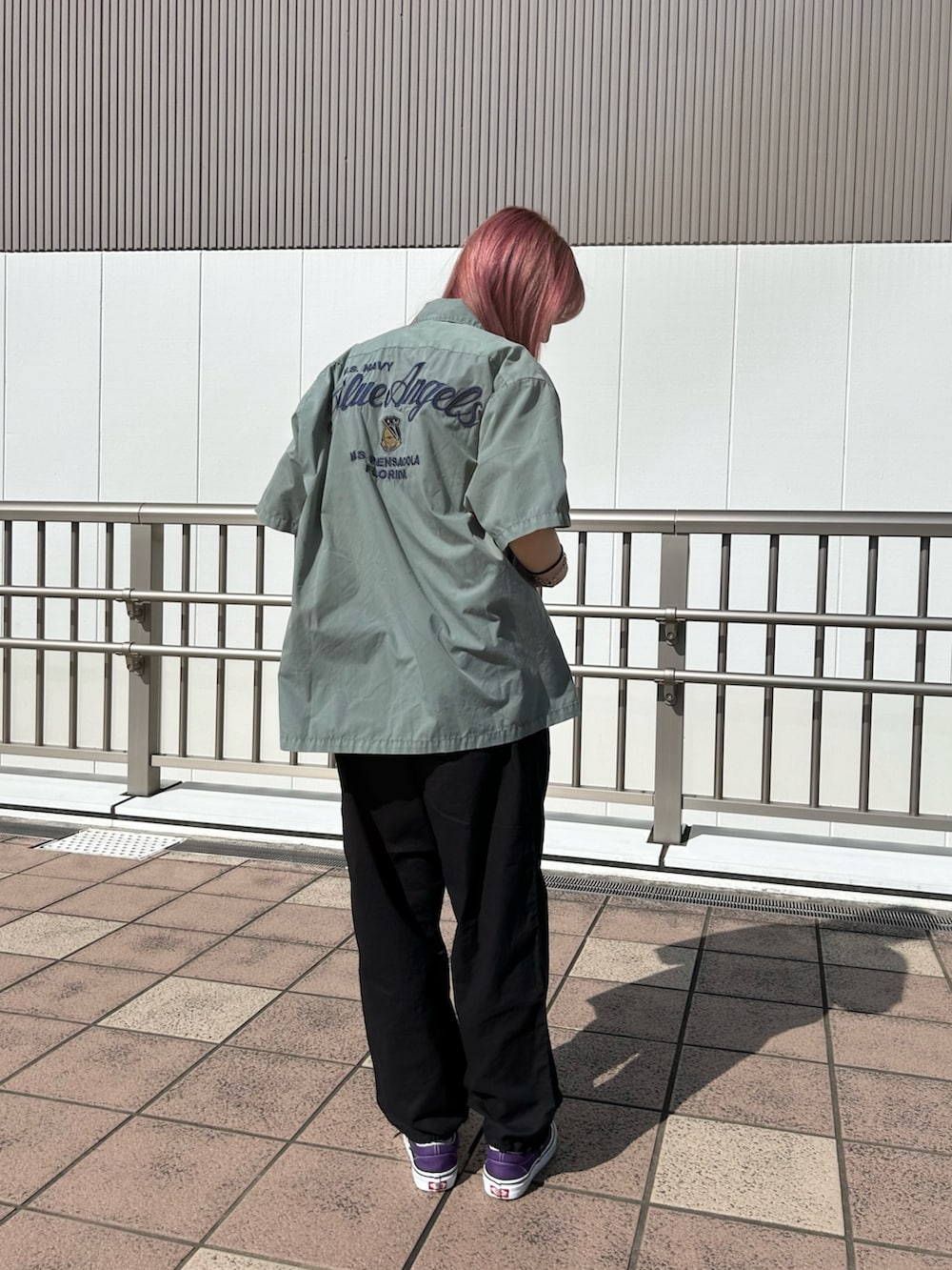 「ストリート、AVIREX、刺繍、ワークシャツ、メンズライク、イージーパンツ、プリントT、春コーデ、夏コーデ、AVIREX海老名」｜「AVIREXのSHORTSLEEVE FADED WORK SHIRT BLUE ANGELS / フェイド ワークシャツ ブルーエンジェルス / AVIREX / アヴィレックス（シャツ/ブラウス、グリーン系）」を使った、あいかさん（レディース・158cm）の夏コーディネートの2枚目の写真