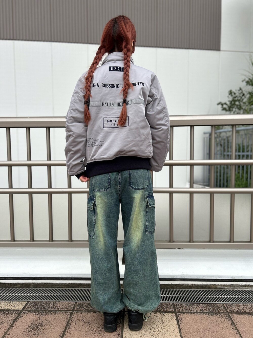 ホワイト系のTシャツ/カットソー、ブルー系のデニムパンツ、グレー系のMA-1を着用したレディースの秋コーディネートの2枚目の写真
