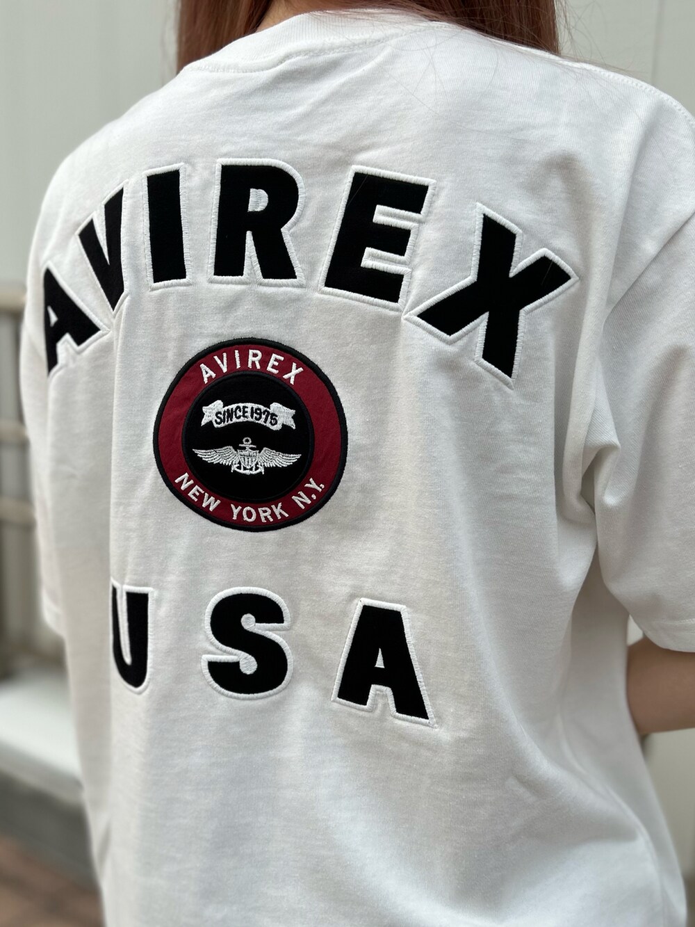 ホワイト系のTシャツ/カットソー、ブラック系のカーゴパンツ、ホワイト系のショルダーバッグを着用したレディースの夏コーディネートの3枚目の写真