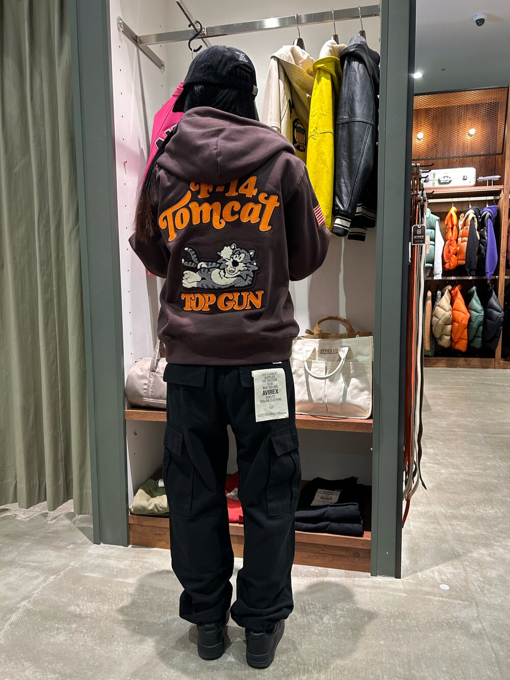 「スタッフコーデ、パーカー、AVIREX、カーゴパンツ、ラフ、秋コーデ、TOPGUN、AVIREXBelle、tomcat、AVIREX海老名」｜「AVIREXの【直営店限定】CORDUROY LOGO CAP/コーデュロイロゴキャップ（キャップ、グレー系）」を使った、あいかさん（レディース・158cm）の秋コーディネートの2枚目の写真