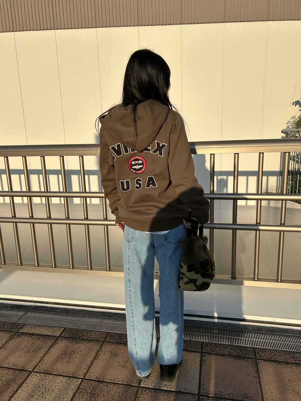 「AVIREX、AVIREXBelle、AVIREX海老名、ボアバッグ、パーカー、デニム、秋コーデ、冬コーデ、スタッフコーデ、いいね、save、フォローお願いします🤑」｜「AVIREXの《直営店限定》BOA×FUR MINI TOTE BAG/ボア×ファー ミニトートバッグ（トートバッグ、グリーン系）」を使った、あいかさん（レディース・158cm）の秋コーディネートの2枚目の写真