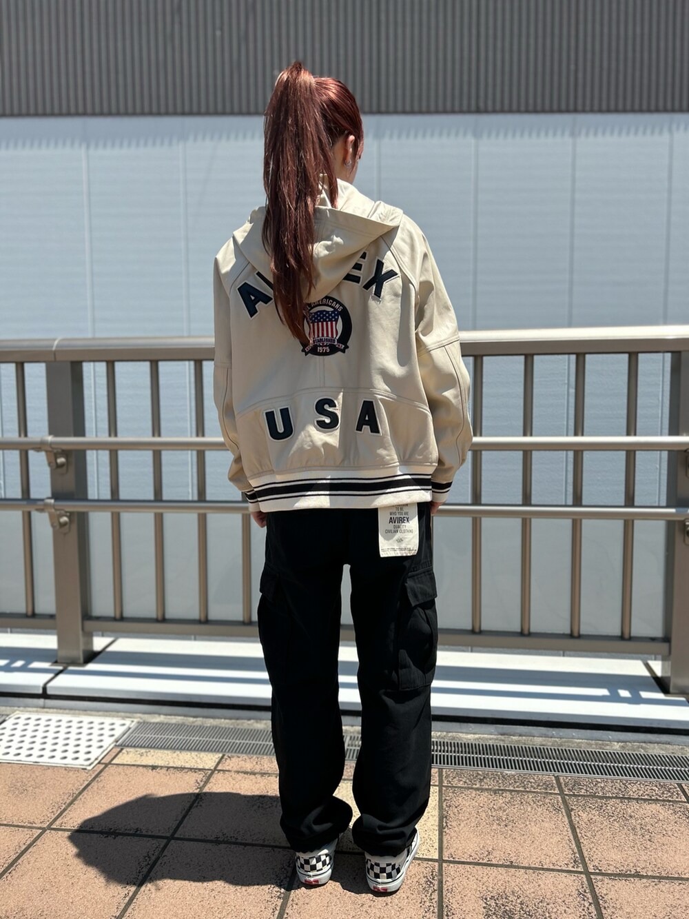 「ミリタリー、スタッフコーデ、レザー、AVIREX、カーゴパンツ、スポーティー、秋コーデ、AVIREXBelle、いいね、save、フォローお願いします🤑、AVIREX海老名」｜「AVIREXの【直営店限定】L/S EMBROIDERY SHORT T-SHIRT/刺繍ショートロングスリーブTシャツ（Tシャツ/カットソー、ブラック系）」を使った、あいかさん（レディース・158cm）の夏コーディネートの2枚目の写真