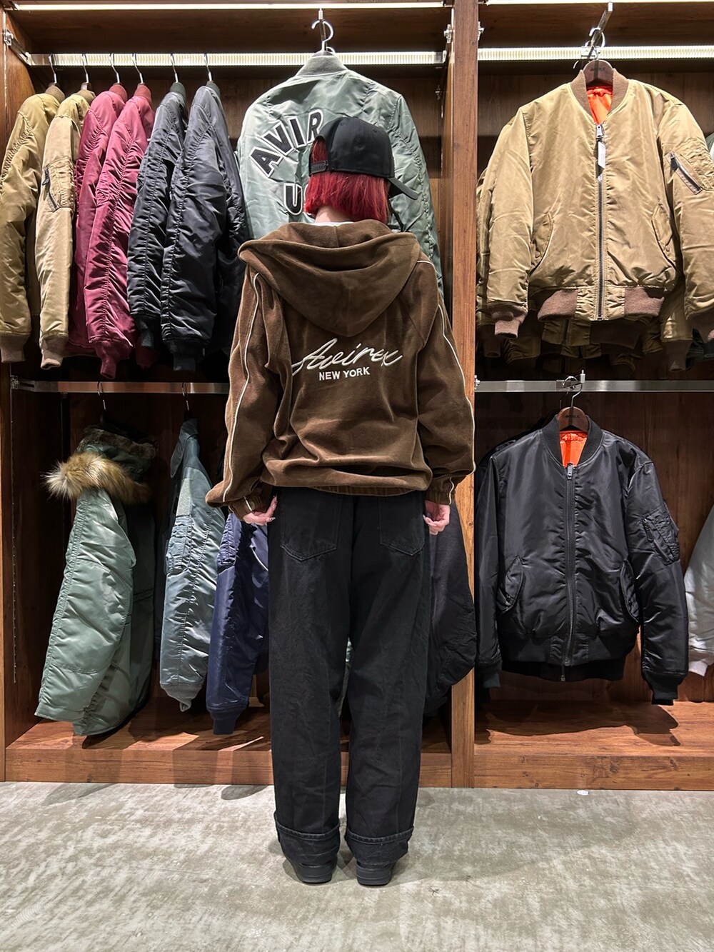 「AVIREX、AVIREXBelle、AVIREX海老名、NEW ERA、コラボ、冬コーデ、スタッフコーデ、パーカー、キャップ、いいね、save、フォローお願いします🤑」｜「NEW ERAの《AVIREX × NEWERA》9FORTY A-FRAME LOGO CAP ADJUSTABLE / 9フォーティー Aフレーム ロゴキャップ アジャスタブル（キャップ、グリーン系）」を使った、あいかさん（レディース・158cm）の冬コーディネートの2枚目の写真