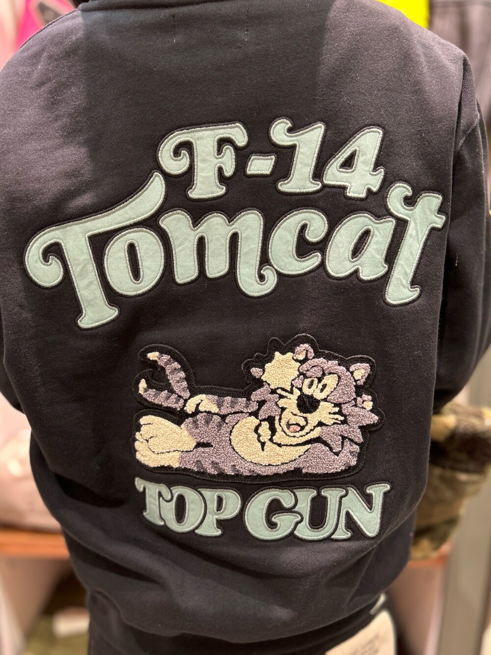 「スタッフコーデ、パーカー、AVIREX、カーゴパンツ、TOPGUN、ボアバッグ、AVIREXBelle、tomcat、いいね、save、フォローお願いします🤑、AVIREX海老名」｜「AVIREXの《直営店限定》BOA×FUR MINI TOTE BAG/ボア×ファー ミニトートバッグ（トートバッグ、グリーン系）」を使った、あいかさん（レディース・158cm）の秋コーディネートの3枚目の写真