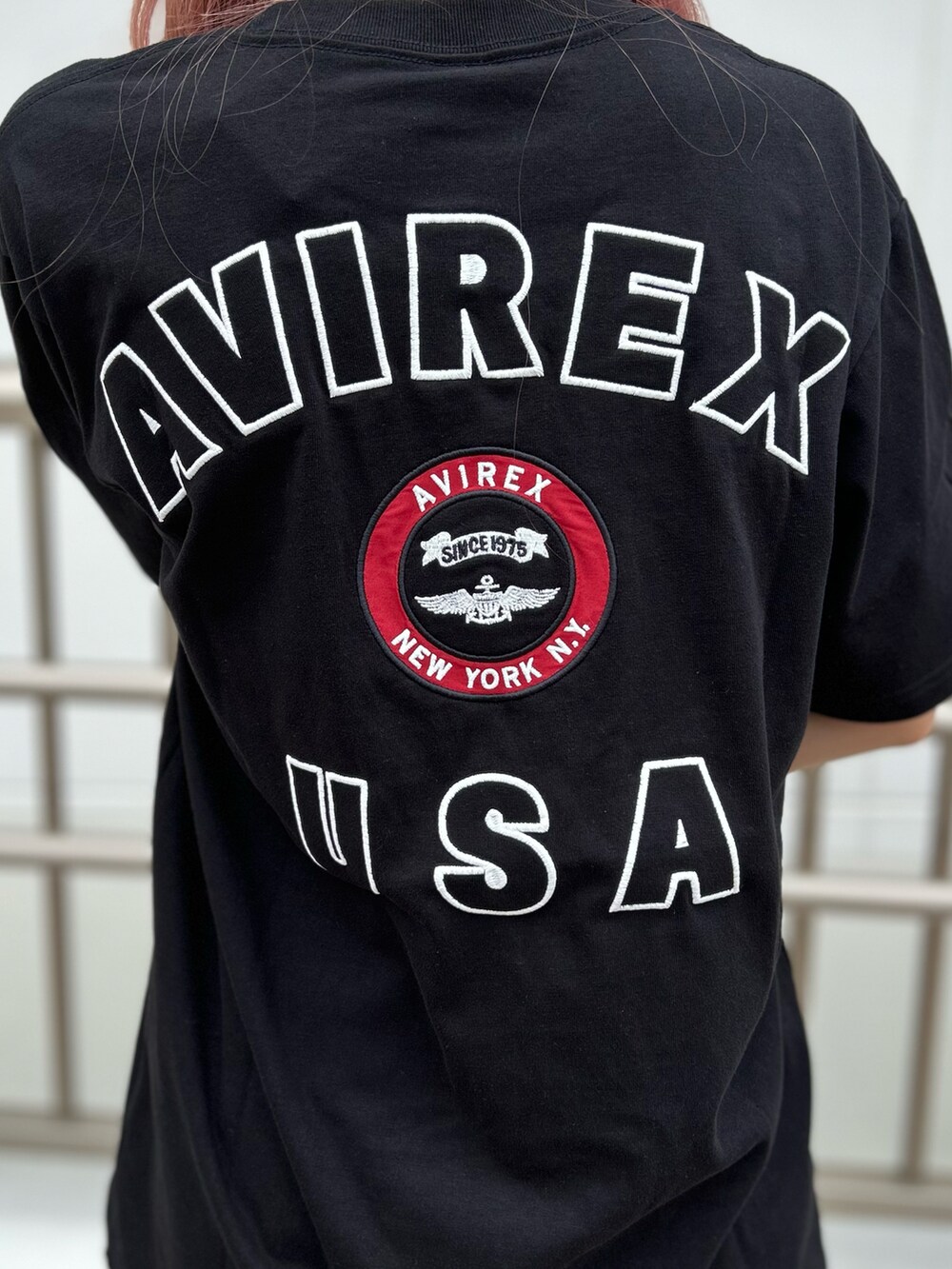 ブラック系のTシャツ/カットソー、ブラック系のその他パンツ、ブラック系のキャップを着用したレディースの夏コーディネートの3枚目の写真