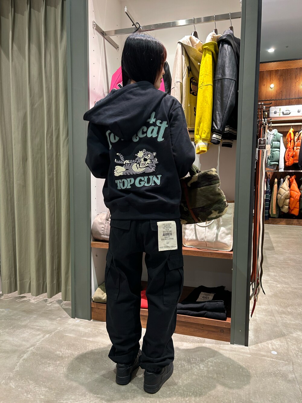 「スタッフコーデ、パーカー、AVIREX、カーゴパンツ、TOPGUN、ボアバッグ、AVIREXBelle、tomcat、いいね、save、フォローお願いします🤑、AVIREX海老名」｜「AVIREXの《直営店限定》BOA×FUR MINI TOTE BAG/ボア×ファー ミニトートバッグ（トートバッグ、グリーン系）」を使った、あいかさん（レディース・158cm）の秋コーディネートの2枚目の写真