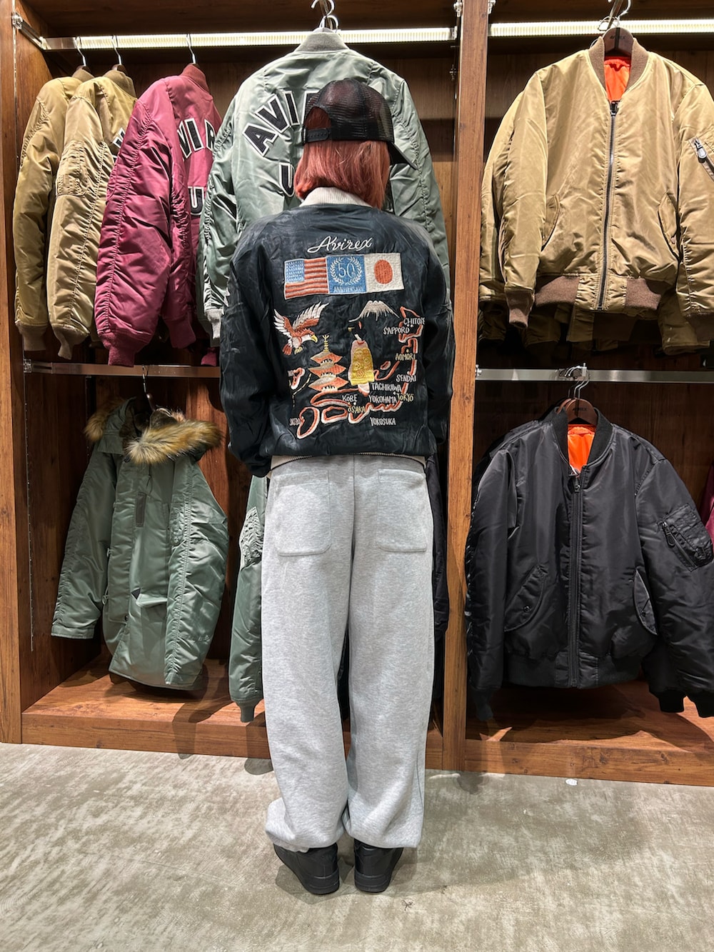 「AVIREX、AVIREXBelle、AVIREX海老名、テーラー東洋、コラボアイテム、ユニセックス、スカジャン、スタッフコーデ、春コーデ、いいね、save、フォローお願いします🤑」｜「AVIREXのAIRFORCE LOGO MESHCAP / エアフォース ロゴ メッシュキャップ / AVIREX / アヴィレックス（キャップ、グリーン系）」を使った、あいかさん（レディース・158cm）の春コーディネートの2枚目の写真