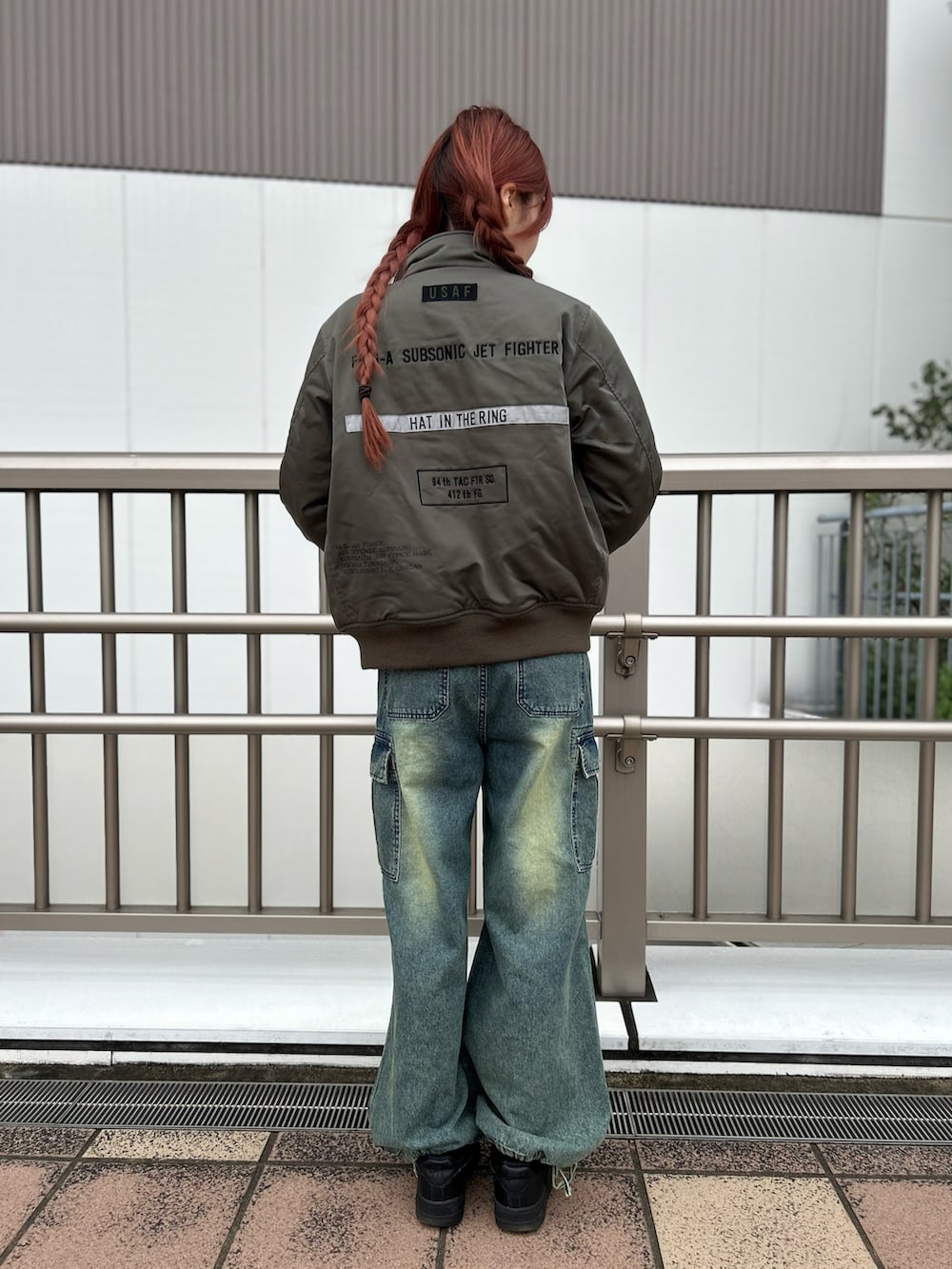 ホワイト系のTシャツ/カットソー、ブルー系のデニムパンツ、グリーン系のMA-1を着用したレディースの秋コーディネートの2枚目の写真