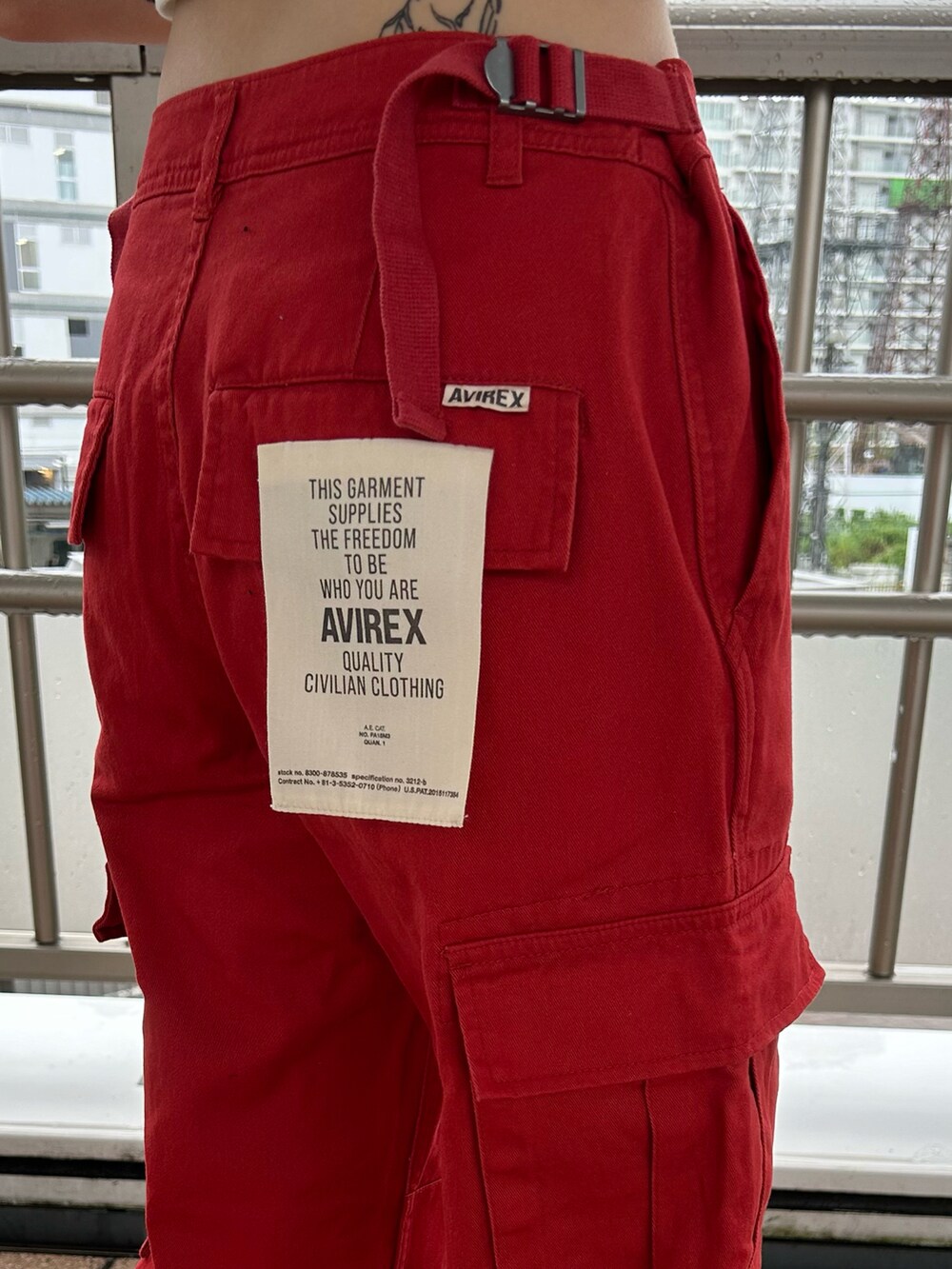 「カジュアル、スタッフコーデ、AVIREX、カーゴパンツ、スポーツミックス、白×赤、夏コーデ、秋コーデ、AVIREXBelle、AVIREX海老名」｜「AVIREXの【直営店限定】EMBROIDERY BRATOP/刺繍ブラトップ/タンクトップ（タンクトップ、ホワイト系）」を使った、あいかさん（レディース・158cm）の秋コーディネートの3枚目の写真