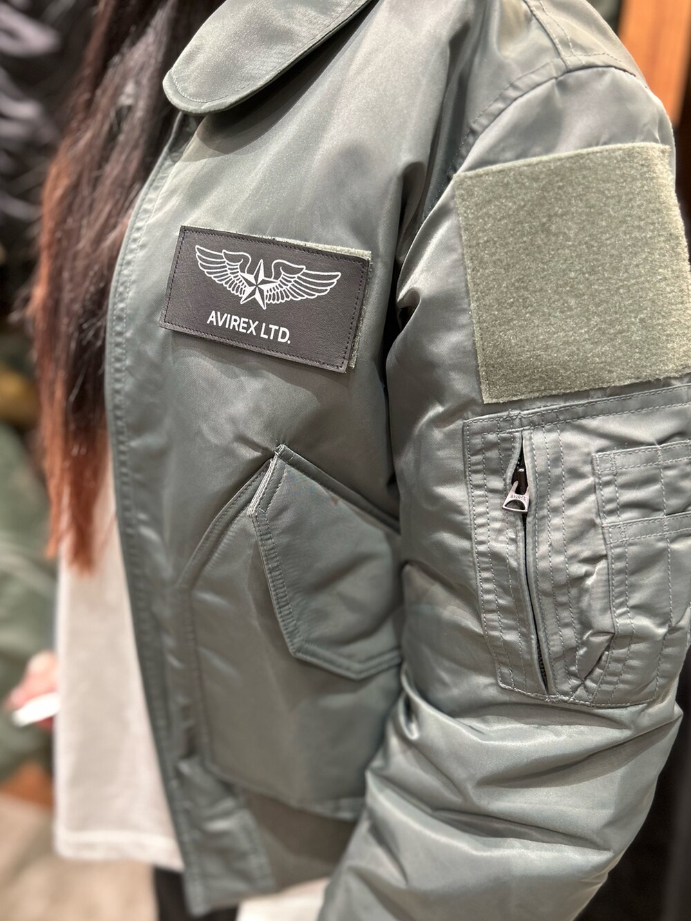 「AVIREX、AVIREXBelle、AVIREX海老名、NEW ERA、コラボアイテム、MA-1、冬コーデ、春コーデ、スタッフコーデ、いいね、save、フォローお願いします🤑」｜「AVIREXのL/S VARSITY LOGO T-SHIRT/ バーシティロゴTシャツ（Tシャツ/カットソー、ホワイト系）」を使った、あいかさん（レディース・158cm）の冬コーディネートの3枚目の写真
