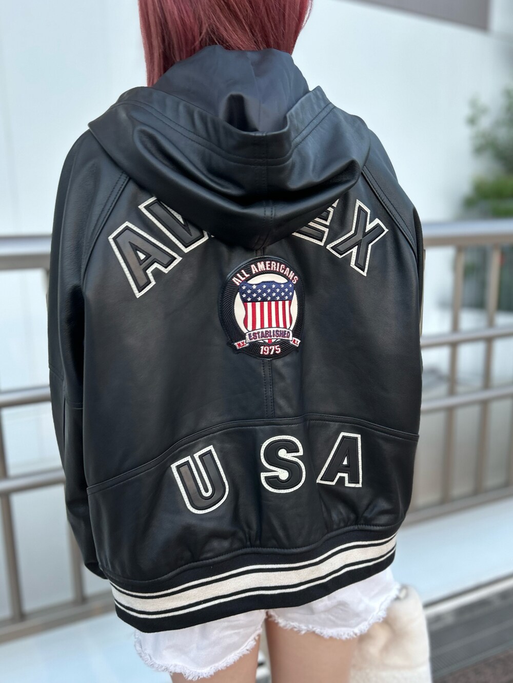 ホワイト系のTシャツ/カットソー、ホワイト系のトートバッグ、ブラック系のブルゾンを着用したレディースの秋コーディネートの3枚目の写真