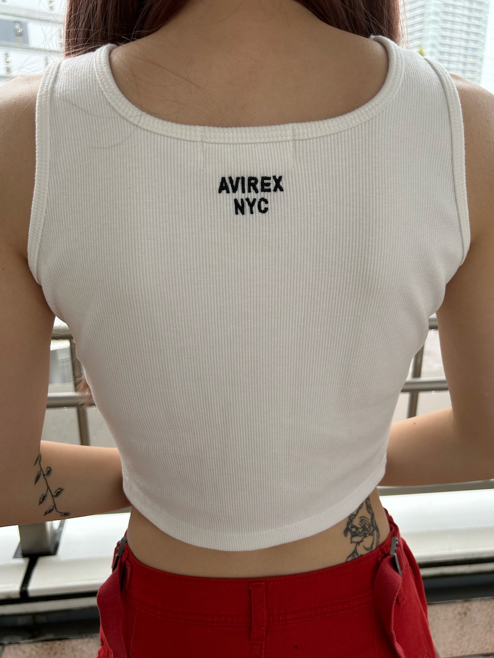 「カジュアル、スタッフコーデ、AVIREX、カーゴパンツ、スポーツミックス、白×赤、夏コーデ、秋コーデ、AVIREXBelle、AVIREX海老名」｜「AVIREXの【直営店限定】EMBROIDERY BRATOP/刺繍ブラトップ/タンクトップ（タンクトップ、ホワイト系）」を使った、あいかさん（レディース・158cm）の秋コーディネートの4枚目の写真