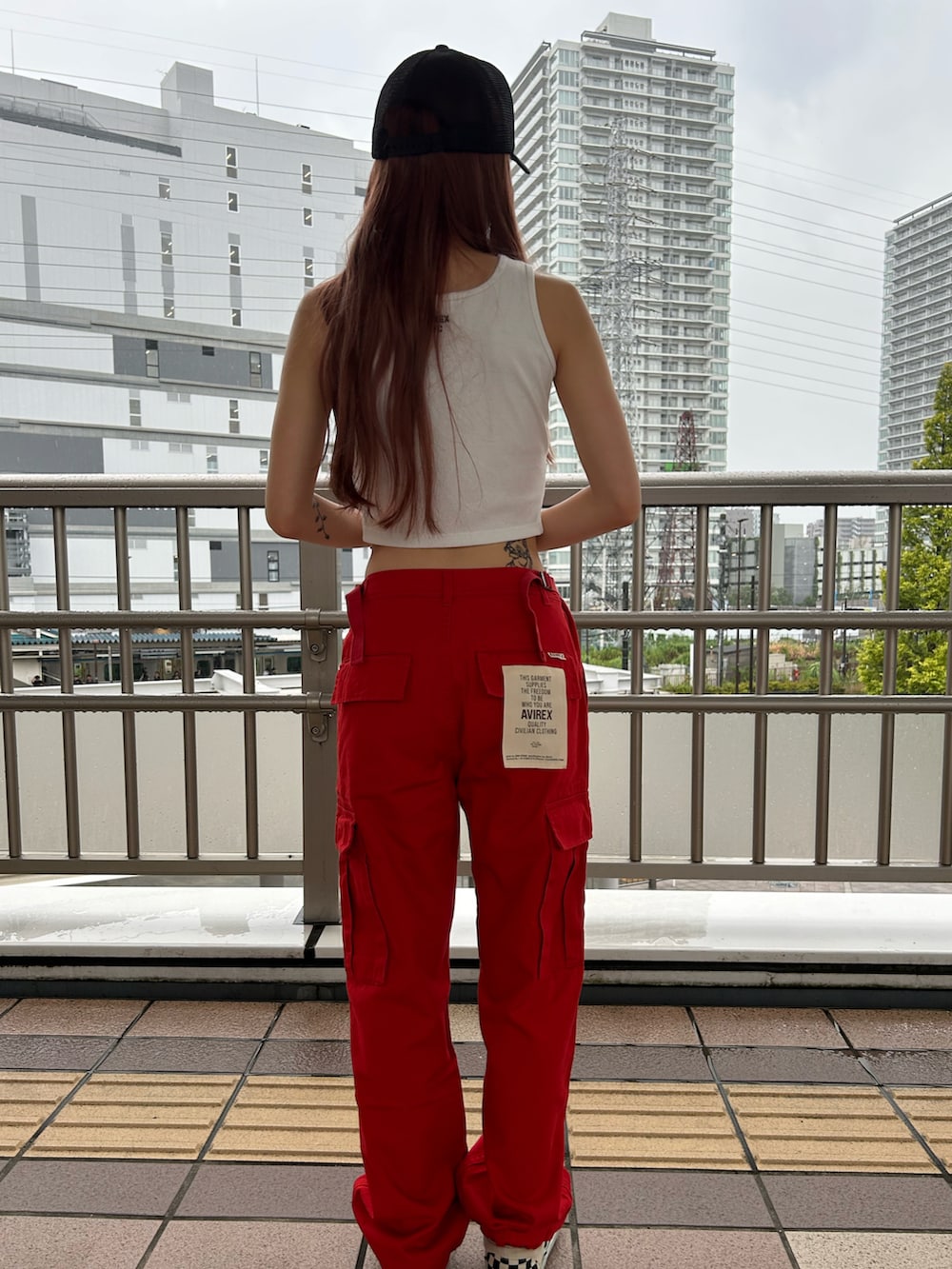 「カジュアル、スタッフコーデ、AVIREX、カーゴパンツ、スポーツミックス、白×赤、夏コーデ、秋コーデ、AVIREXBelle、AVIREX海老名」｜「AVIREXの【直営店限定】EMBROIDERY BRATOP/刺繍ブラトップ/タンクトップ（タンクトップ、ホワイト系）」を使った、あいかさん（レディース・158cm）の秋コーディネートの2枚目の写真