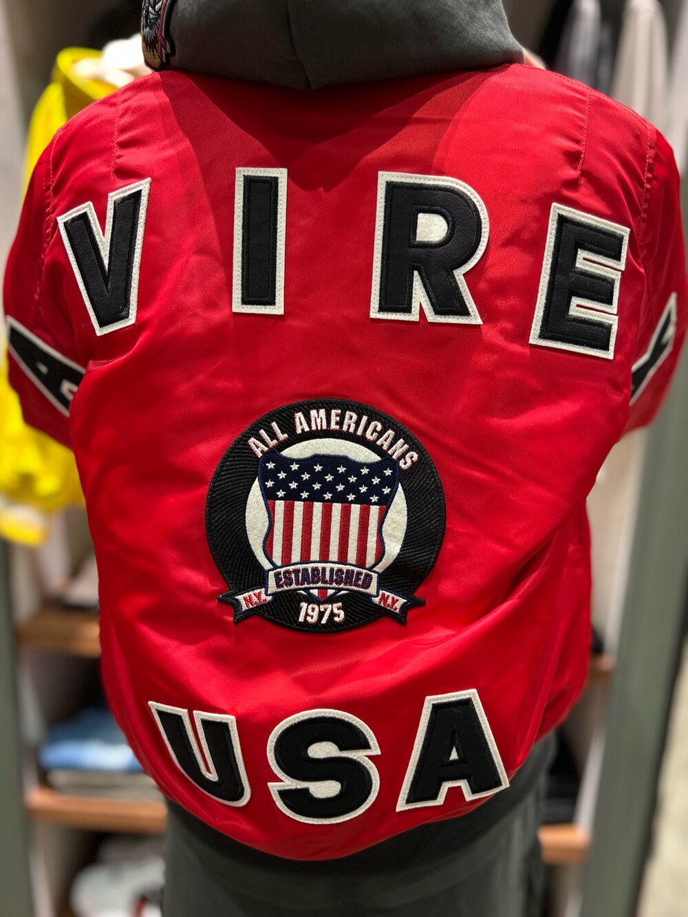 「AVIREX、AVIREXBelle、AVIREX海老名、スタッフコーデ、冬コーデ、MA-1、新作、セットアップ、パーカー、スカート」｜「AVIREXのFADE WASH CADET PATCH H/Z HOOD/フェイドウォッシュ カデットパッチパーカー（パーカー、グレー系）」を使った、あいかさん（レディース・158cm）の冬コーディネートの3枚目の写真