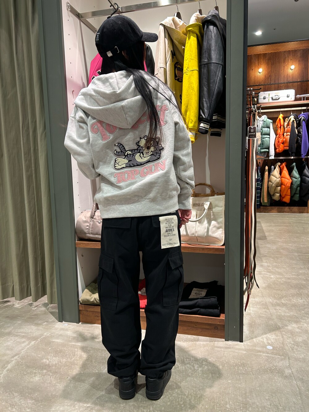 「スタッフコーデ、パーカー、AVIREX、カーゴパンツ、ラフ、TOPGUN、AVIREXBelle、tomcat、いいね、save、フォローお願いします🤑、AVIREX海老名」｜「AVIREXの【直営店限定】CORDUROY LOGO CAP/コーデュロイロゴキャップ（キャップ、グレー系）」を使った、あいかさん（レディース・158cm）の秋コーディネートの2枚目の写真
