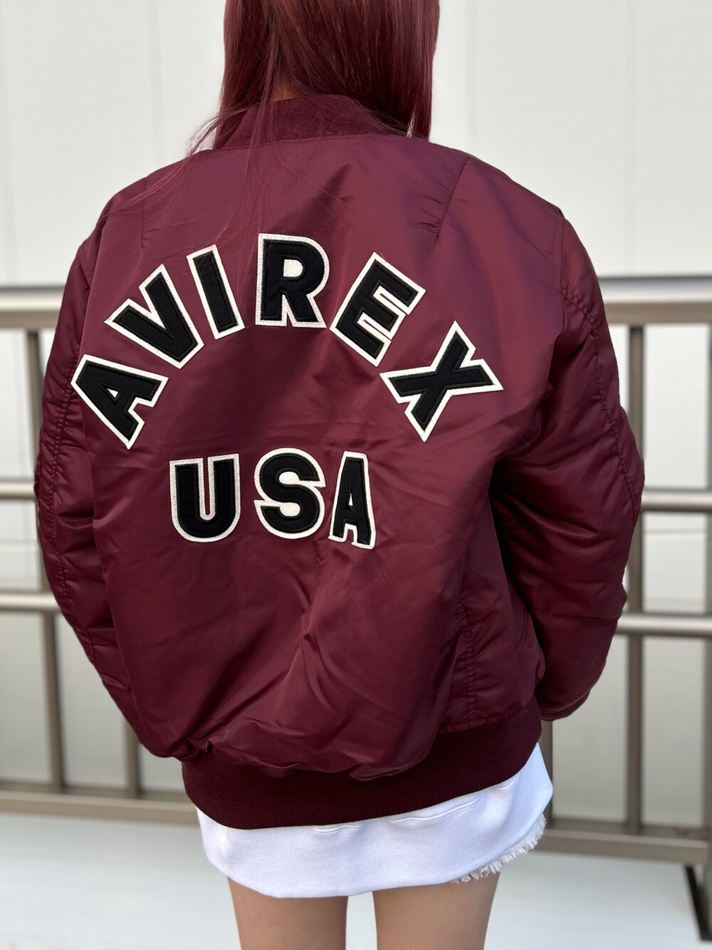 「AVIREX、AVIREXBelle、AVIREX海老名、スタッフコーデ、秋コーデ、冬コーデ、MA-1、赤、いいね、save、フォローお願いします🤑」｜「AVIREXの【Women's】VARSITY LOGO CREW NECK SWEAT / バーシティ ロゴ クルーネック スウェット / AVIREX / アヴィレックス（スウェット、ホワイト系）」を使った、あいかさん（レディース・158cm）の秋コーディネートの3枚目の写真