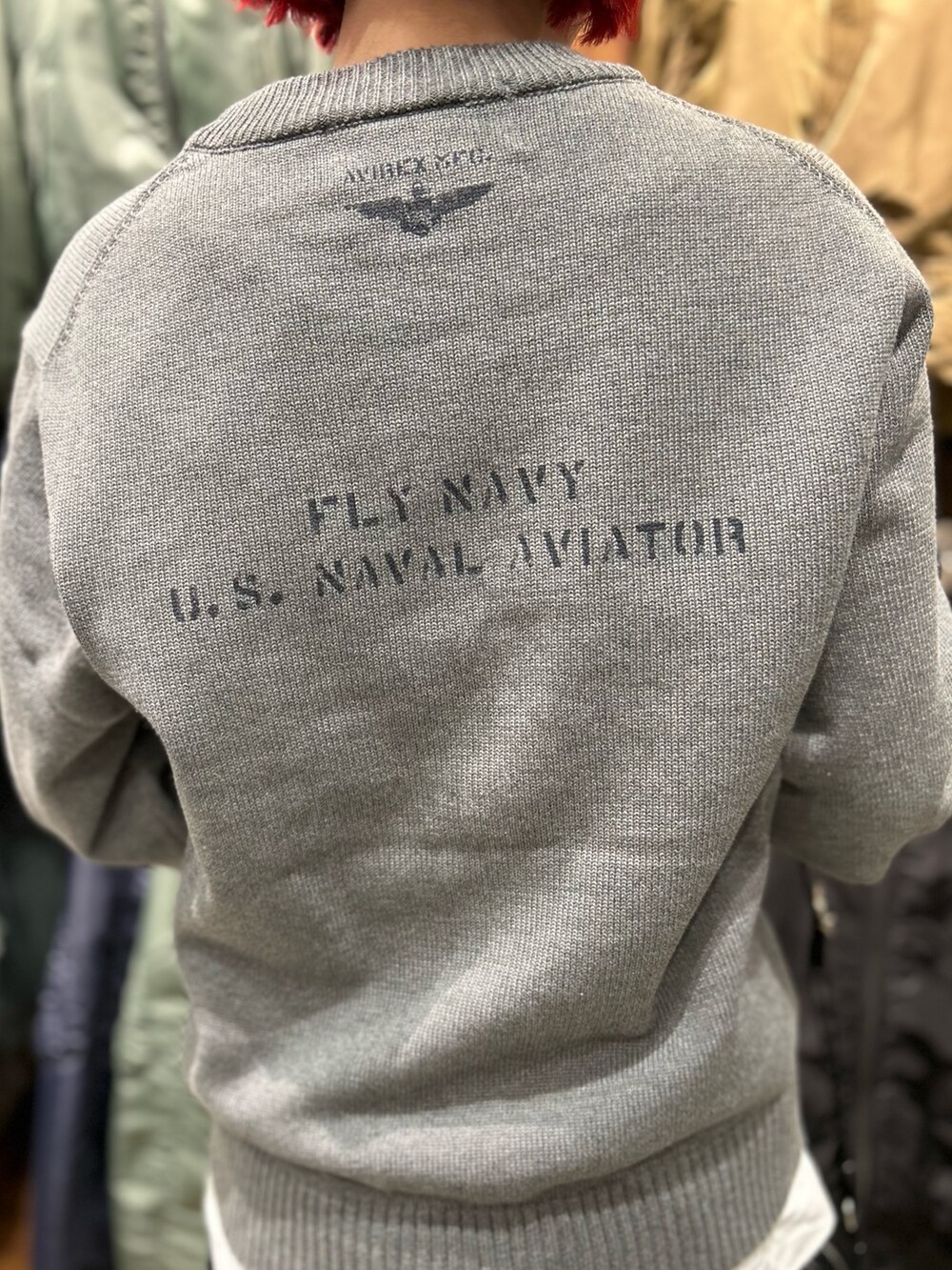 その他のニット/セーター、ブラック系のショルダーバッグ、ホワイト系のTシャツ/カットソーを着用したレディースの冬コーディネートの3枚目の写真