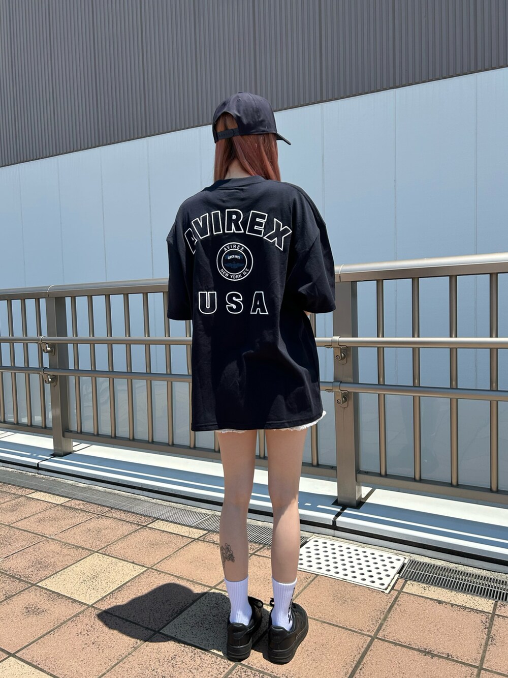 ブルー系のTシャツ/カットソー、ピンク系のタンクトップ、ブルー系のキャップを着用したレディースの夏コーディネートの2枚目の写真