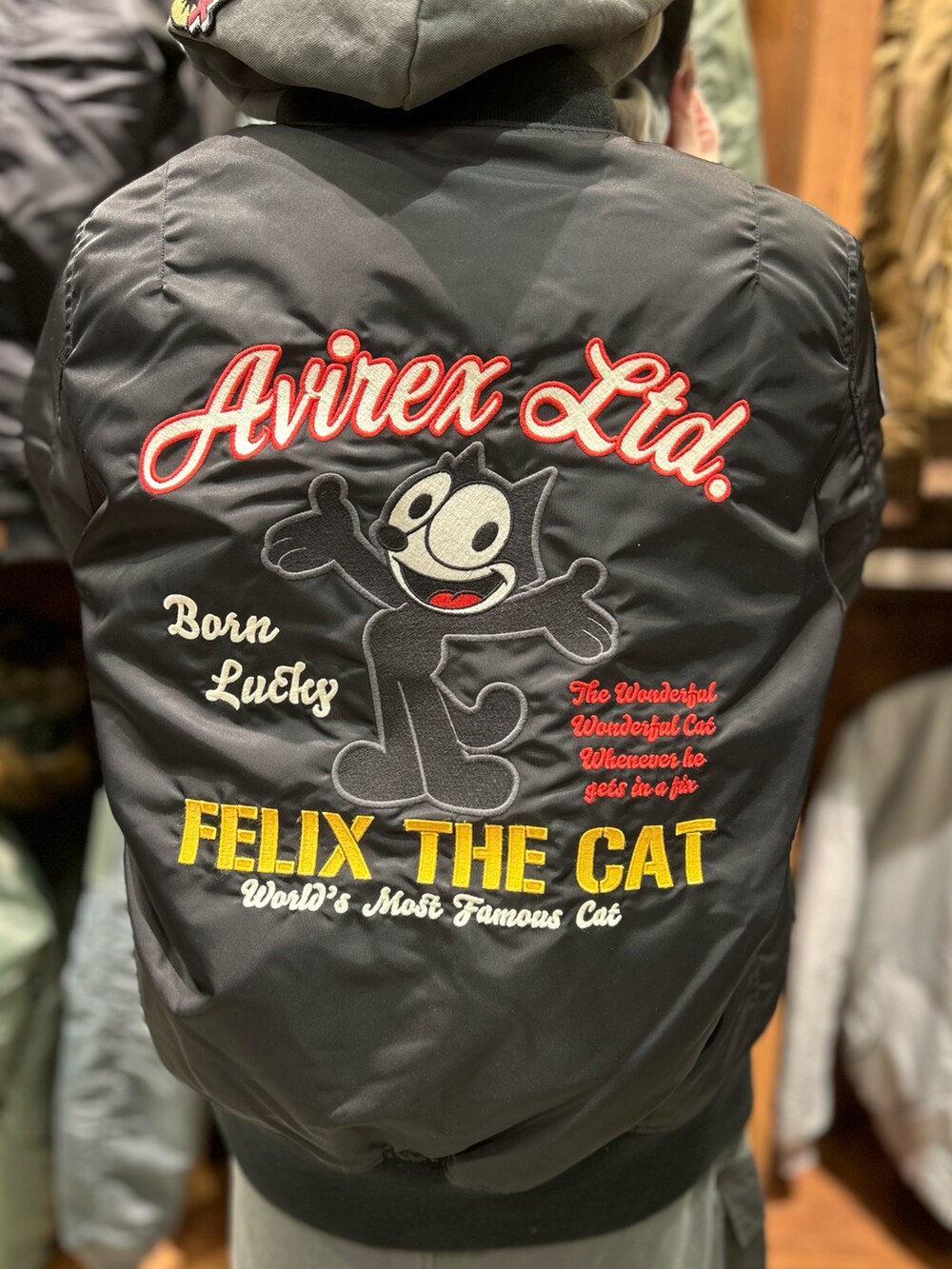 「AVIREX、AVIREXBelle、AVIREX海老名、スタッフコーデ、冬コーデ、FELIX、MA-1、コラボアイテム、セットアップ、いいね、save、フォローお願いします🤑」｜「AVIREXのFADE WASH CADET PATCH H/Z HOOD/フェイドウォッシュ カデットパッチパーカー（パーカー、グレー系）」を使った、あいかさん（レディース・158cm）の冬コーディネートの3枚目の写真