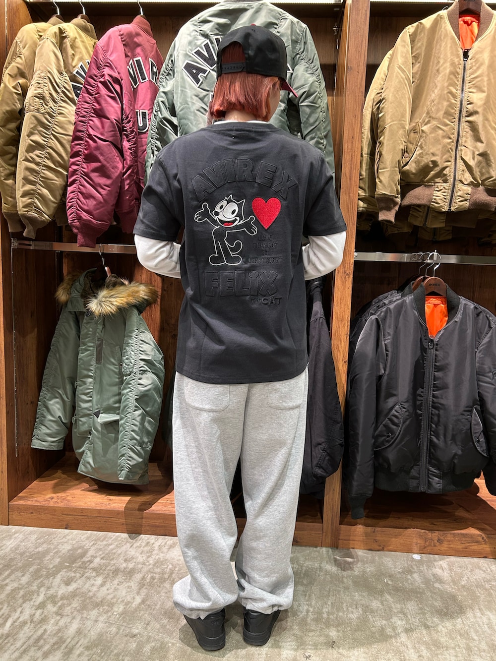 「AVIREX、AVIREXBelle、AVIREX海老名、ニューエラ、FELIX、コラボ、スタッフコーデ、春コーデ、Tシャツ、いいね、save、フォローお願いします🤑」｜「NEW ERAの《AVIREX × NEWERA》9FORTY A-FRAME LOGO CAP ADJUSTABLE / 9フォーティー Aフレーム ロゴキャップ アジャスタブル（キャップ、レッド系）」を使った、あいかさん（レディース・158cm）の春コーディネートの2枚目の写真