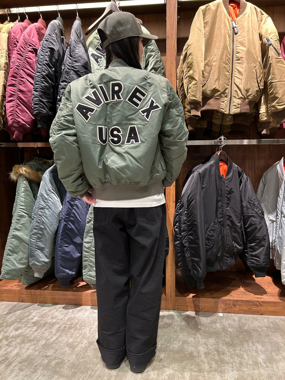 「AVIREX、AVIREXBelle、AVIREX海老名、NEW ERA、MA-1、ミリタリー、冬コーデ、春コーデ、スタッフコーデ、いいね、save、フォローお願いします🤑」｜「NEW ERAの《AVIREX × NEWERA》9FORTY A-FRAME LOGO CAP ADJUSTABLE / 9フォーティー Aフレーム ロゴキャップ アジャスタブル（キャップ、グリーン系）」を使った、あいかさん（レディース・158cm）の冬コーディネートの2枚目の写真