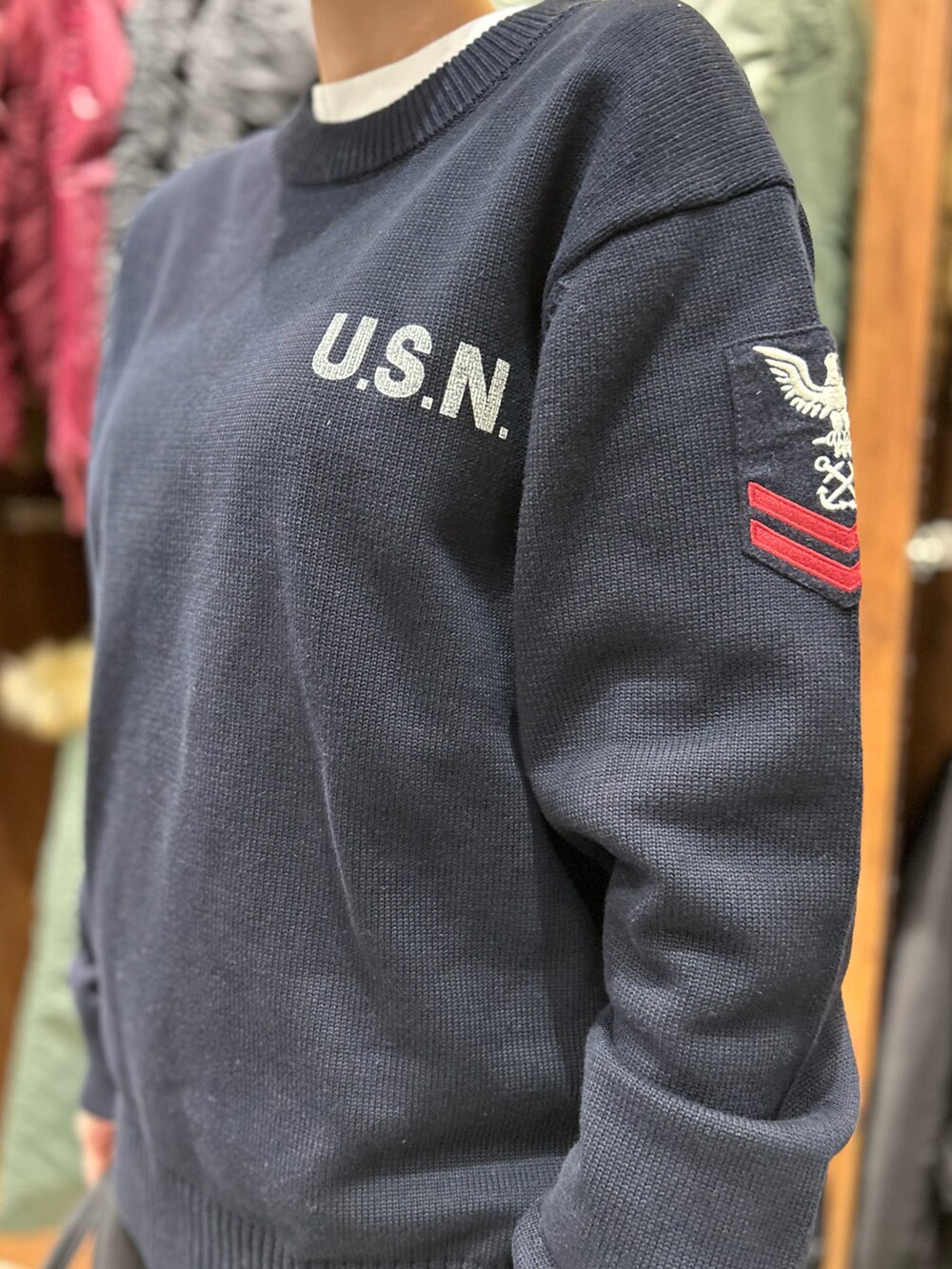 ブルー系のニット/セーター、グリーン系のボストンバッグ、ホワイト系のニットキャップ/ビーニーを着用したレディースの冬コーディネートの3枚目の写真