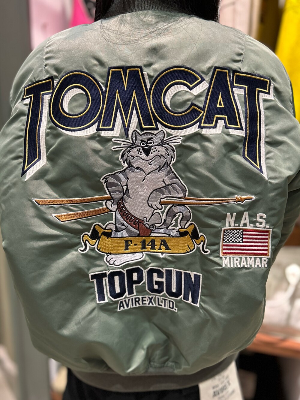 「AVIREX、AVIREXBelle、AVIREX海老名、MA-1、tomcat、TOPGUN、ミリタリー、カーゴパンツ、冬コーデ、いいね、save、フォローお願いします🤑」｜「AVIREXのTOP GUN MINI BOSTON/ トップガン ミニボストン（ボストンバッグ、グリーン系）」を使った、あいかさん（レディース・158cm）の秋コーディネートの3枚目の写真