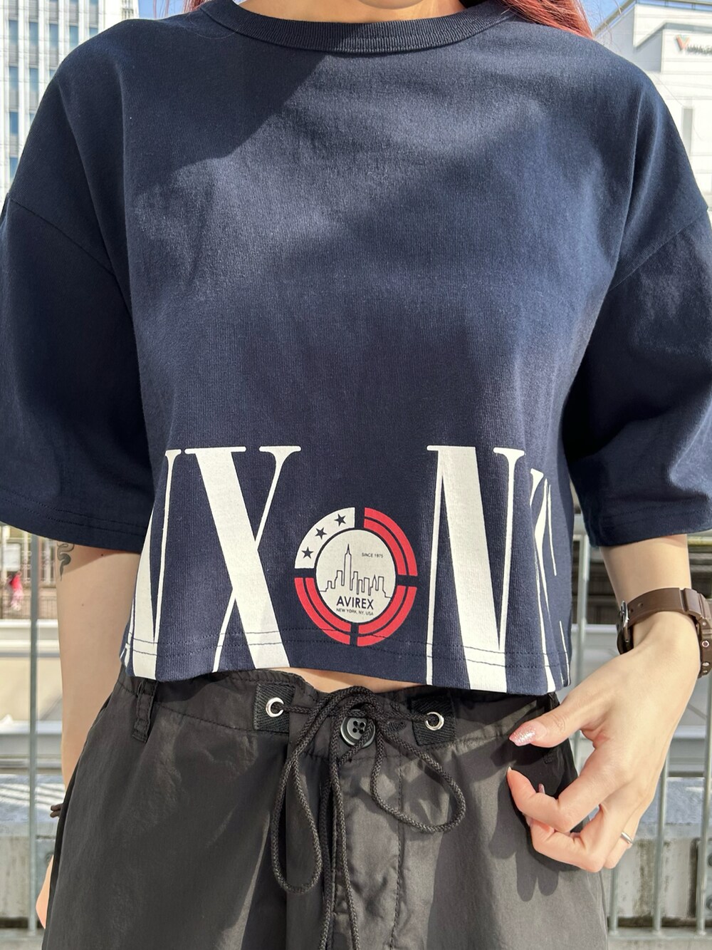 ブルー系のTシャツ/カットソー、ブラック系のカーゴパンツ、その他のキャップを着用したレディースの春コーディネートの2枚目の写真