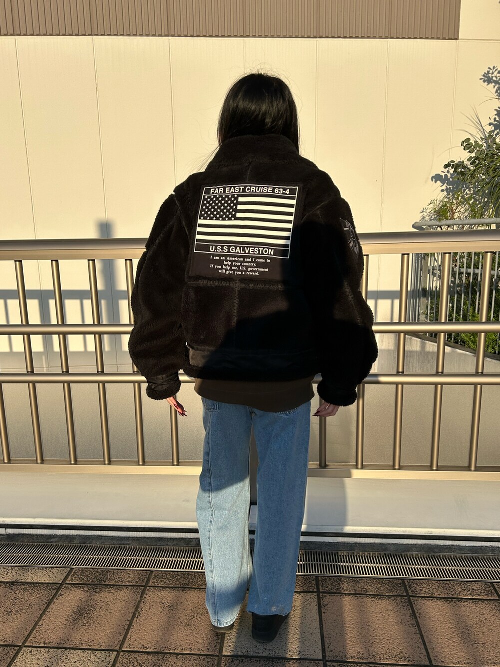 「AVIREX、AVIREXBelle、AVIREX海老名、B-3、デニム、パーカー、秋コーデ、冬コーデ、スタッフコーデ、いいね、save、フォローお願いします🤑」｜「AVIREXのFOIL PRINT DENIM PANTS/箔プリントデニムパンツ（デニムパンツ、ブルー系）」を使った、あいかさん（レディース・158cm）の秋コーディネートの2枚目の写真