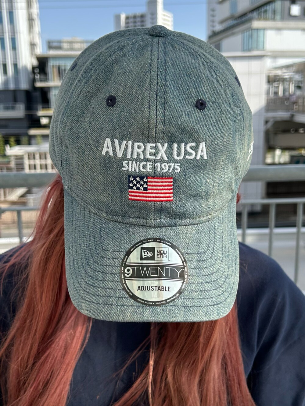 ブルー系のTシャツ/カットソー、ブラック系のカーゴパンツ、その他のキャップを着用したレディースの春コーディネートの3枚目の写真