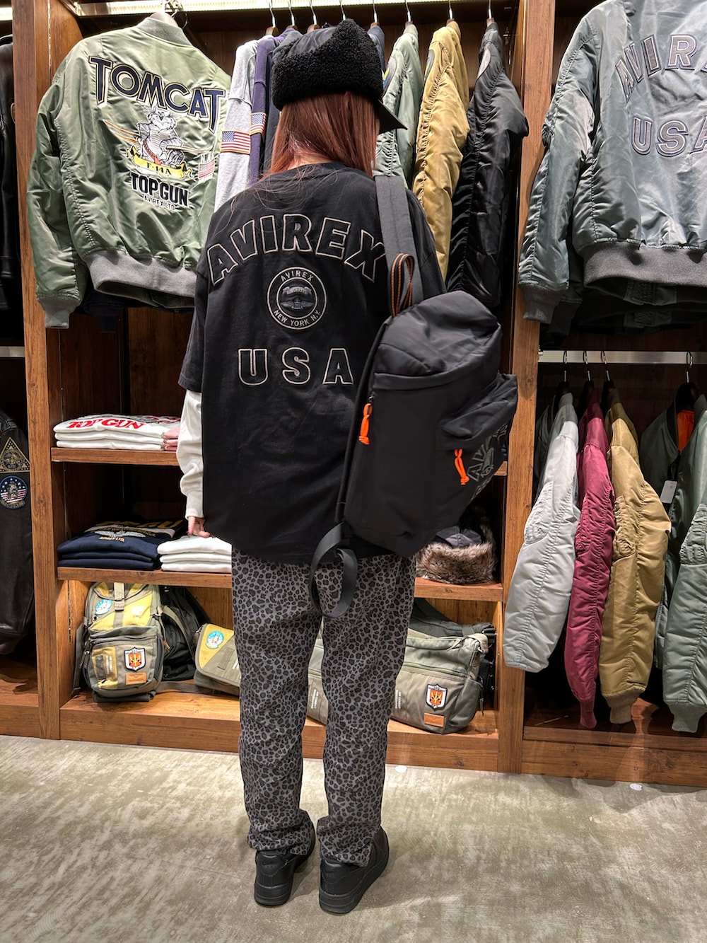 「AVIREX、AVIREXBelle、AVIREX海老名、ボアキャップ、Tシャツ、リュック、秋コーデ、スタッフコーデ、カジュアル、いいね、save、フォローお願いします🤑」｜「AVIREXのVARSITY LOGO T-SHIRT/バーシティーロゴティーシャツ（Tシャツ/カットソー、ブラック系）」を使った、あいかさん（レディース・158cm）の秋コーディネートの2枚目の写真