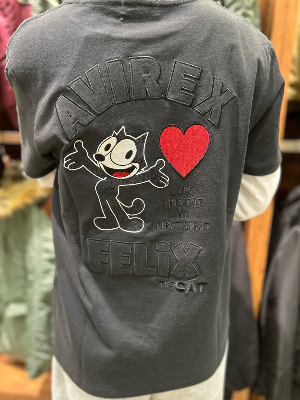 「AVIREX、AVIREXBelle、AVIREX海老名、ニューエラ、FELIX、コラボ、スタッフコーデ、春コーデ、Tシャツ、いいね、save、フォローお願いします🤑」｜「NEW ERAの《AVIREX × NEWERA》9FORTY A-FRAME LOGO CAP ADJUSTABLE / 9フォーティー Aフレーム ロゴキャップ アジャスタブル（キャップ、レッド系）」を使った、あいかさん（レディース・158cm）の春コーディネートの3枚目の写真