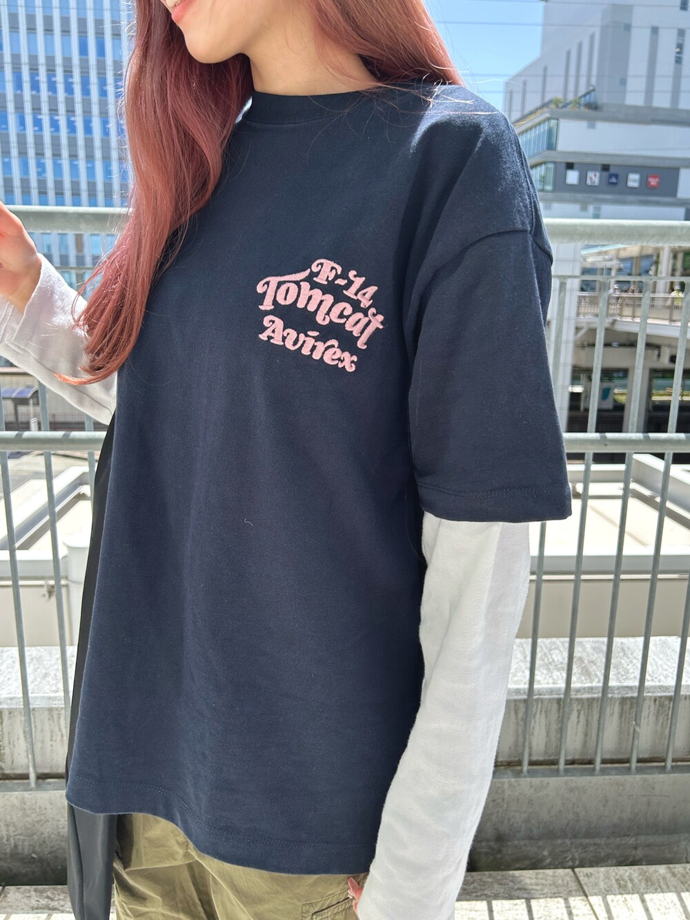 ブルー系のTシャツ/カットソー、グリーン系のカーゴパンツ、ブラック系のトートバッグを着用したレディースの春コーディネートの3枚目の写真