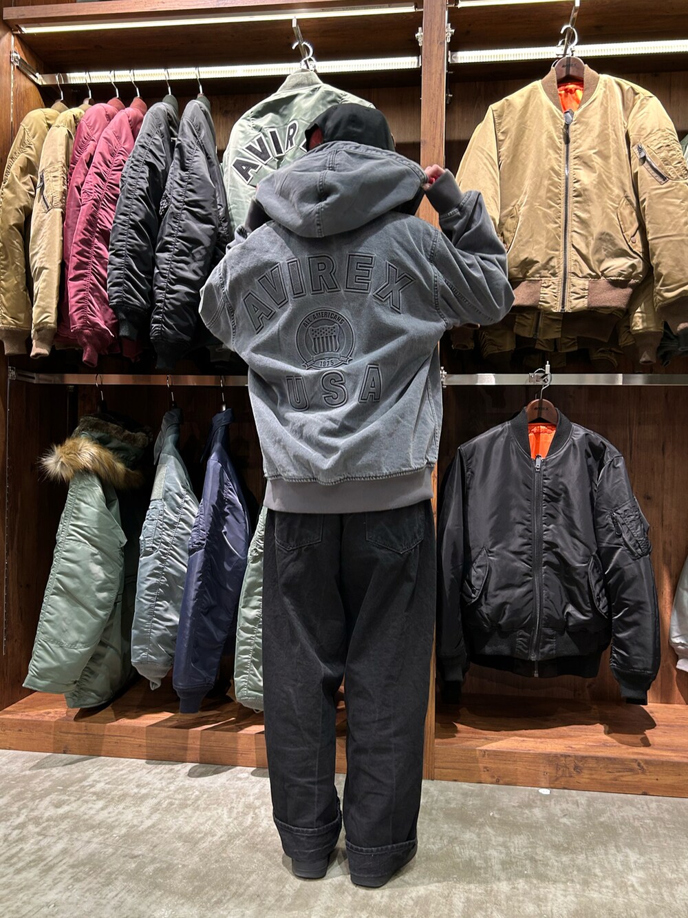 「AVIREX、AVIREXBelle、AVIREX海老名、ニューエラ、キャップ、コラボ、デニム、スタッフコーデ、春コーデ、いいね、save、フォローお願いします🤑」｜「NEW ERAの《AVIREX × NEWERA》9FORTY A-FRAME LOGO CAP ADJUSTABLE / 9フォーティー Aフレーム ロゴキャップ アジャスタブル（キャップ、レッド系）」を使った、あいかさん（レディース・158cm）の春コーディネートの2枚目の写真