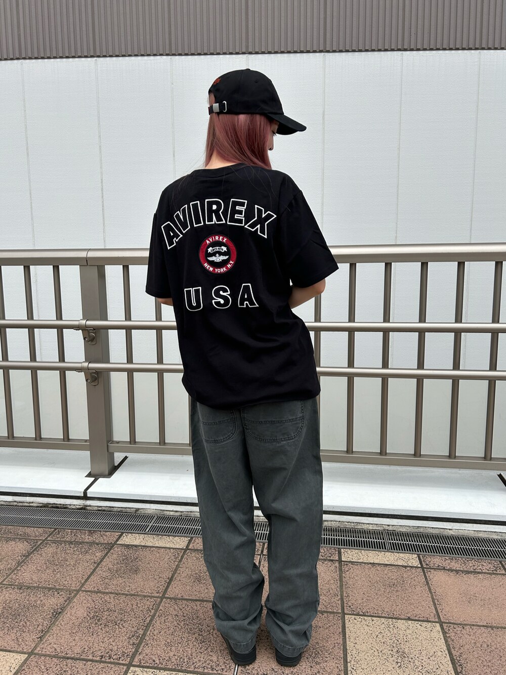 ブラック系のTシャツ/カットソー、ブラック系のその他パンツ、ブラック系のキャップを着用したレディースの夏コーディネートの2枚目の写真