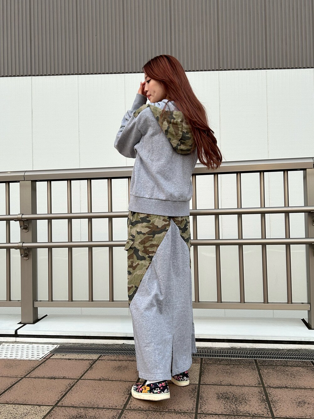 グレー系のパーカー、グレー系のスカート、ホワイト系のTシャツ/カットソーを着用したレディースの秋コーディネートの2枚目の写真