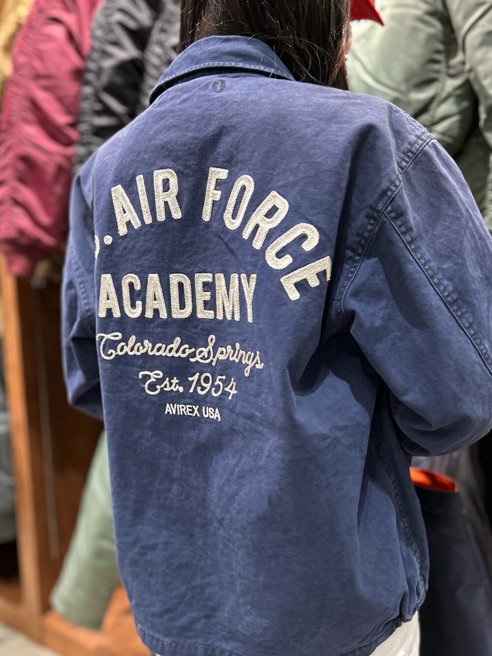 「AVIREX、AVIREXBelle、AVIREX海老名、キャップ、トートバッグ、tomcat、TOPGUN、スタッフコーデ、春コーデ、いいね、save、フォローお願いします🤑」｜「AVIREXのVARSITY RADIO MOTIF MESHCAP / バーシティ ラジオモチーフ メッシュキャップ / AVIREX / アヴィレックス（キャップ、レッド系）」を使った、あいかさん（レディース・158cm）の冬コーディネートの3枚目の写真