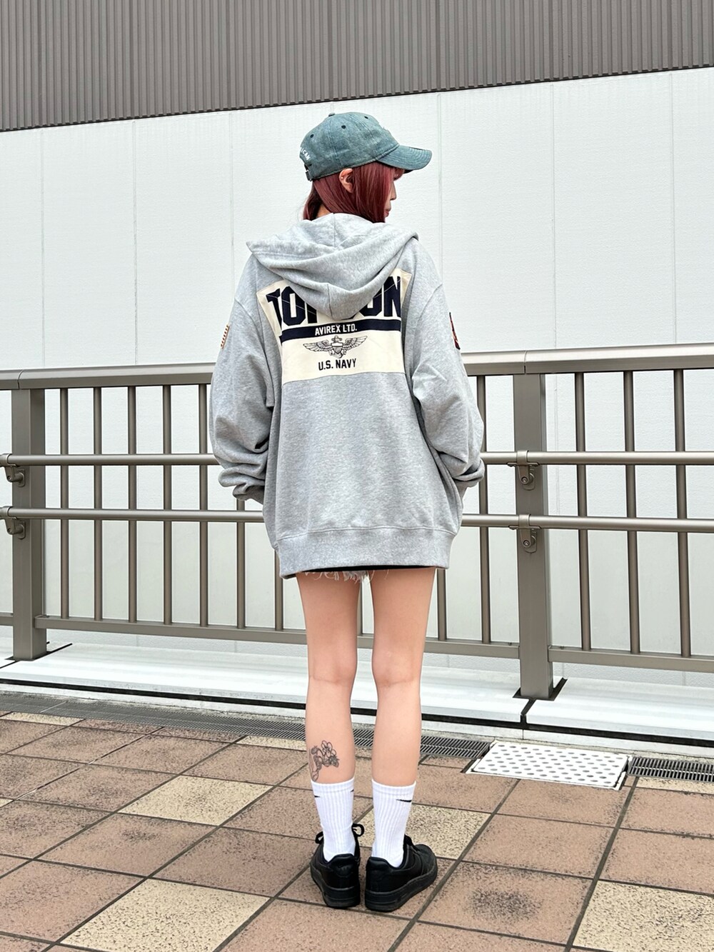 ブラック系のTシャツ/カットソー、グレー系のパーカー、その他のキャップを着用したレディースの春コーディネートの2枚目の写真