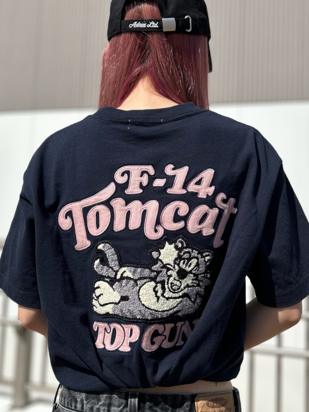 ブルー系のTシャツ/カットソー、ブラック系のショルダーバッグ、ブラック系のキャップを着用したレディースの春コーディネートの3枚目の写真