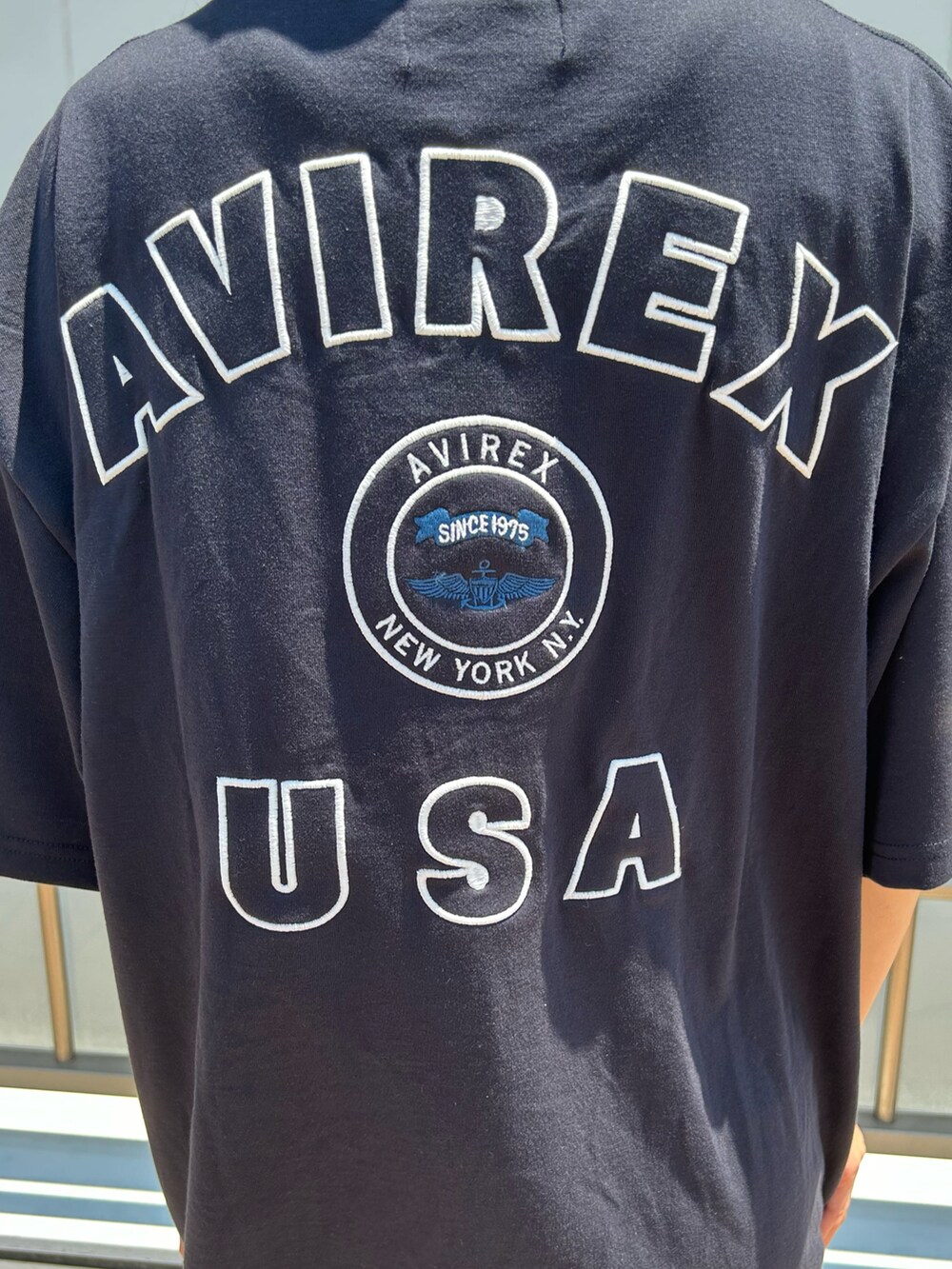 ブルー系のTシャツ/カットソー、ピンク系のタンクトップ、ブルー系のキャップを着用したレディースの夏コーディネートの3枚目の写真