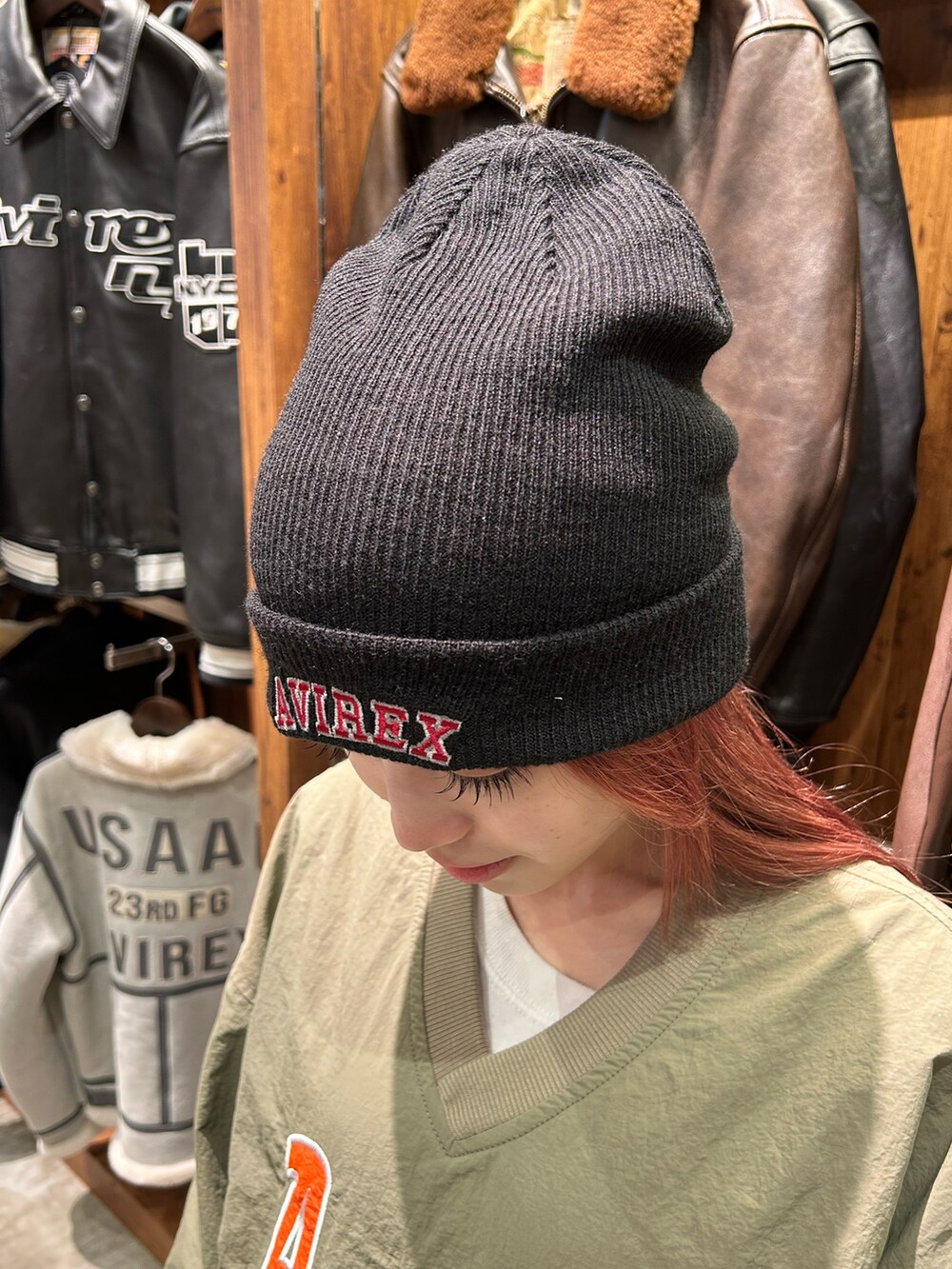 「AVIREX、AVIREXBelle、AVIREX海老名、カーゴパンツ、デニム、キャップ、秋コーデ、冬コーデ、スポーティ、いいね、save、フォローお願いします🤑」｜「AVIREXのREVERSIBLE TOPS/リバーシブルトップス（Tシャツ/カットソー、グリーン系）」を使った、あいかさん（レディース・158cm）の秋コーディネートの3枚目の写真