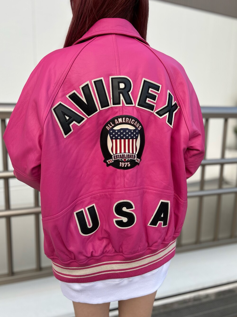 「AVIREX、AVIREXBelle、AVIREX海老名、ピンク、レザージャケット、スタッフコーデ、秋コーデ、冬コーデ、フォローミー、いいね、save、フォローお願いします🤑」｜「AVIREXの【Women's】VARSITY LOGO CREW NECK SWEAT / バーシティ ロゴ クルーネック スウェット / AVIREX / アヴィレックス（スウェット、ホワイト系）」を使った、あいかさん（レディース・158cm）の秋コーディネートの3枚目の写真