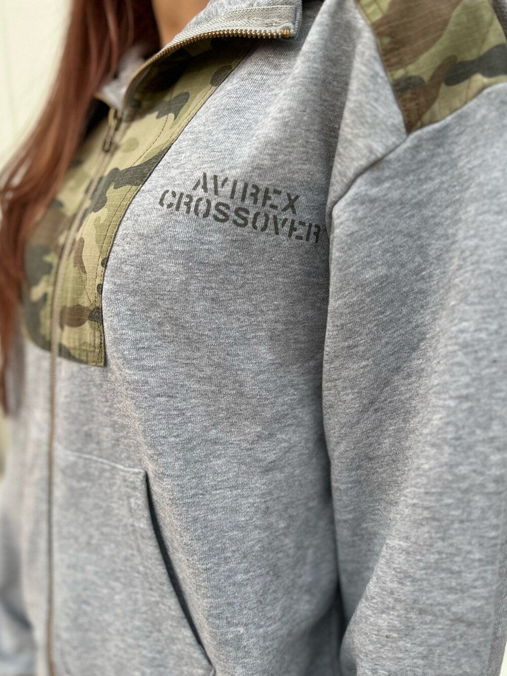 グレー系のパーカー、グレー系のスカート、ホワイト系のTシャツ/カットソーを着用したレディースの秋コーディネートの3枚目の写真