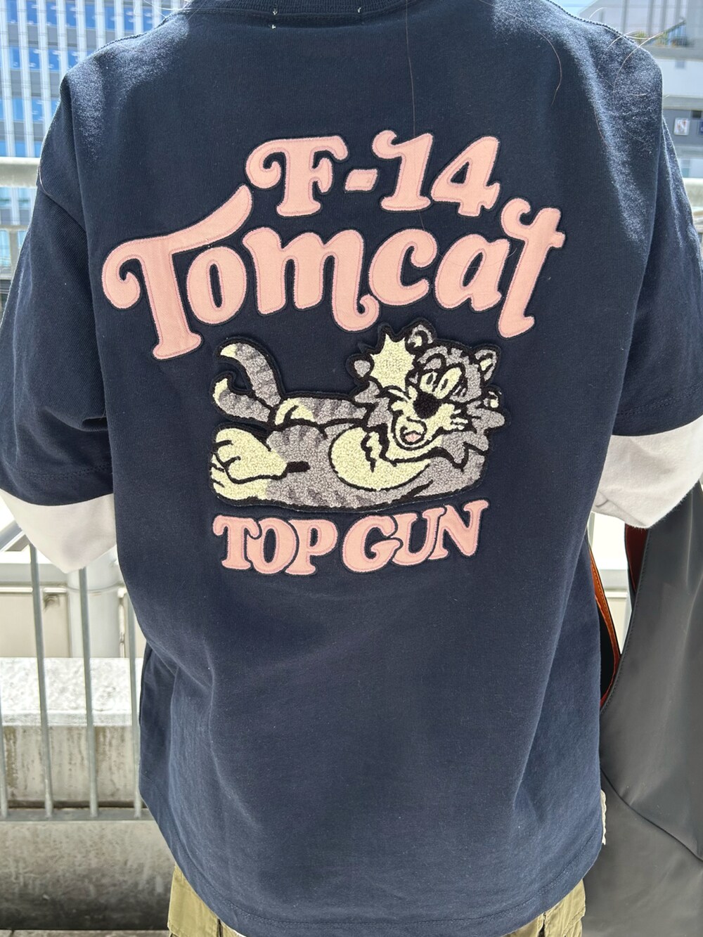 ブルー系のTシャツ/カットソー、グリーン系のカーゴパンツ、ブラック系のトートバッグを着用したレディースの春コーディネートの4枚目の写真