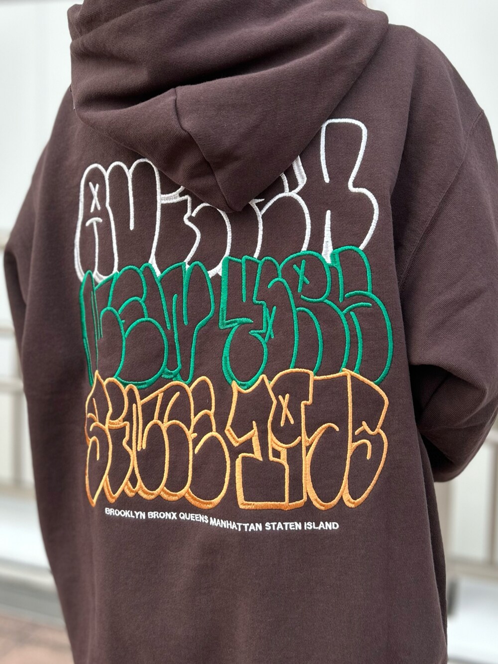 ブラウン系のパーカー、ブルー系のキャップ、ホワイト系のソックス/靴下を着用したレディースの夏コーディネートの3枚目の写真