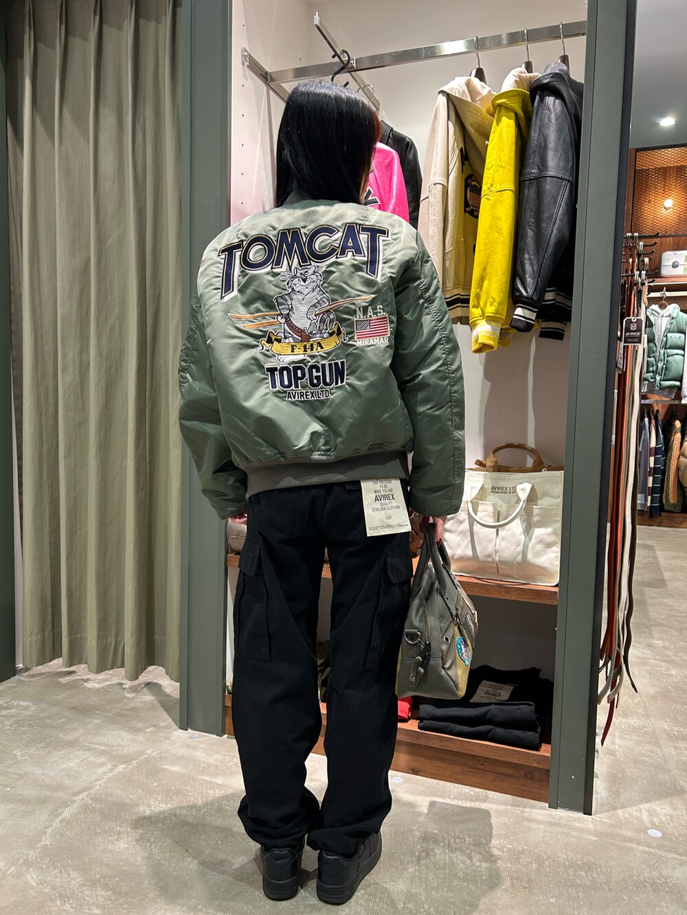 「AVIREX、AVIREXBelle、AVIREX海老名、MA-1、tomcat、TOPGUN、ミリタリー、カーゴパンツ、冬コーデ、いいね、save、フォローお願いします🤑」｜「AVIREXのTOP GUN MINI BOSTON/ トップガン ミニボストン（ボストンバッグ、グリーン系）」を使った、あいかさん（レディース・158cm）の秋コーディネートの2枚目の写真